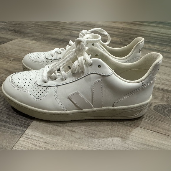 Veja V-10 All White Colorway Casual Sneakers Size 9 - Picture 3 of 6